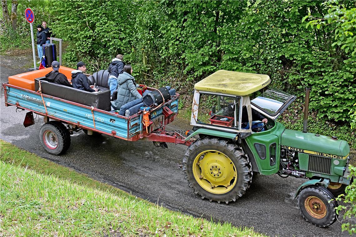 Ein Traktor mit Sofaanhänger. Ein gemütliches Cabrio, perfekt für die Vatertagsa...