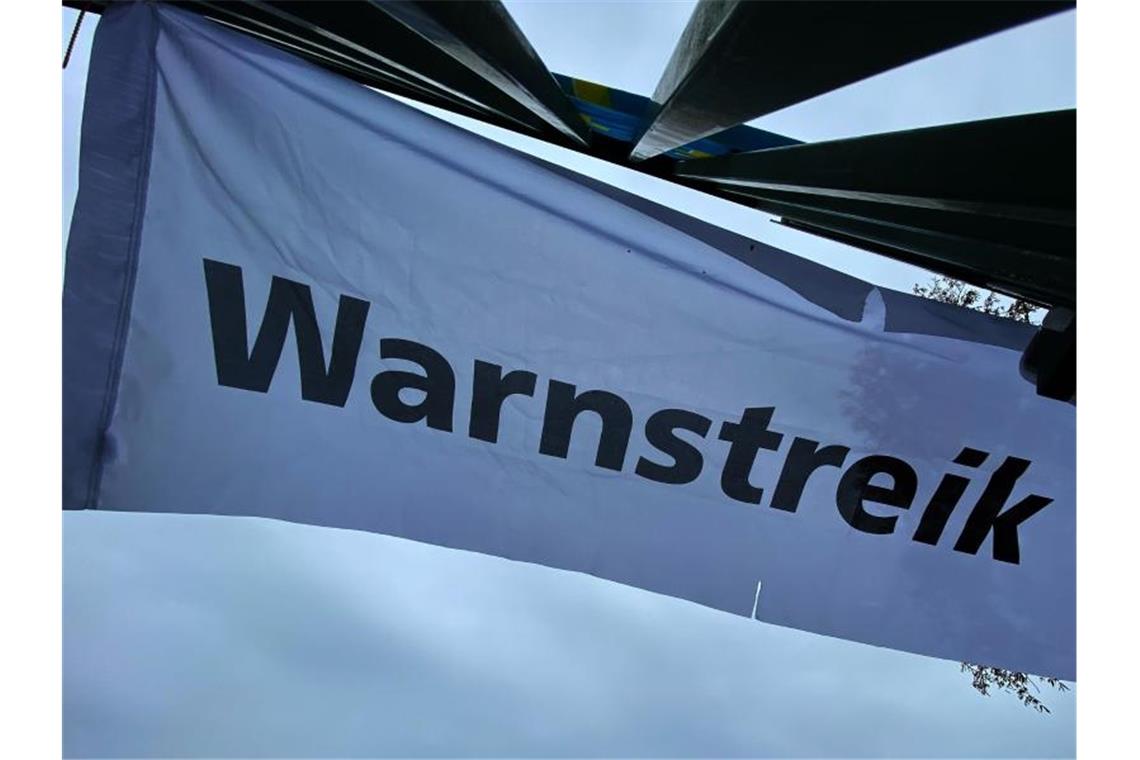 Gewerkschaft ruft zu Warnstreiks bei Sparda-Banken auf Ein Transparent bei einem Warnstreik der Gewerkschaft Verdi. Foto: Paul Zinken/dpa/Symbolbild