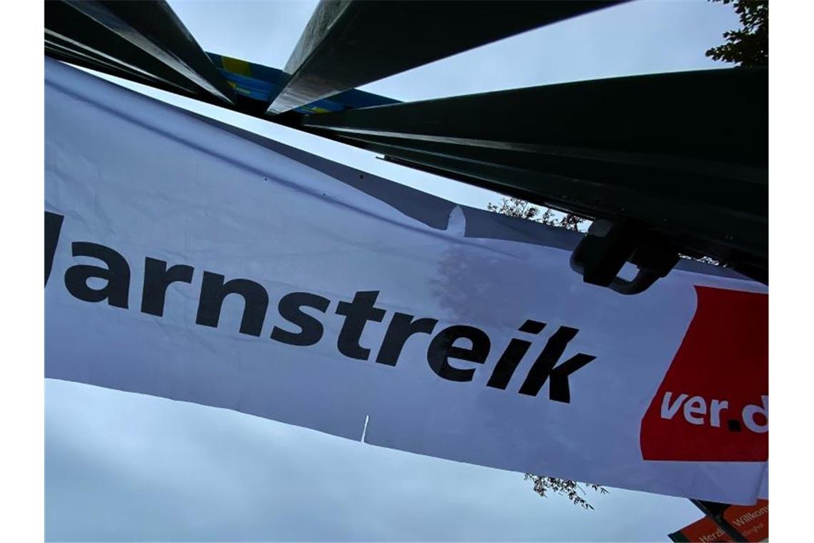Verdi kündigt Ausweitung der Warnstreiks im Land an Ein Transparent bei einem Warnstreik der Gewerkschaft Verdi. Foto: Paul Zinken/dpa/Symbolbild