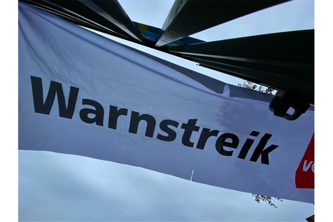 Gewerkschaft: 900 Beschäftigte beteiligen sich an Streiks Ein Transparent bei einem Warnstreik der Gewerkschaft Verdi. Foto: Paul Zinken/dpa/Symbolbild