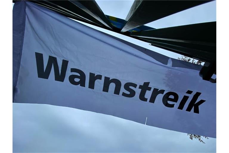 Ein Transparent bei einem Warnstreik der Gewerkschaft Verdi. Foto: Paul Zinken/dpa/Symbolbild
