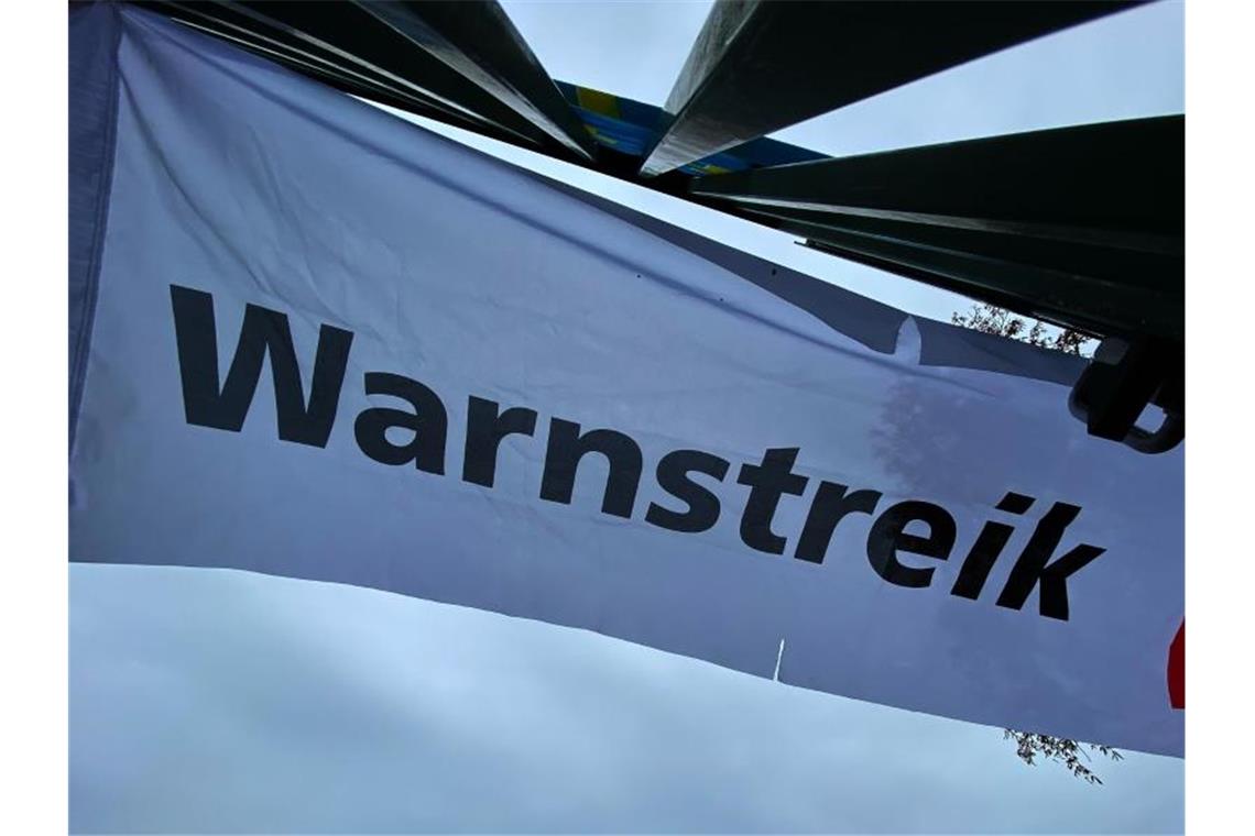Zahlreiche Flugausfälle wegen Warnstreiks in Stuttgart Ein Transparent bei einem Warnstreik der Gewerkschaft Verdi. Foto: Paul Zinken/dpa/Symbolbild