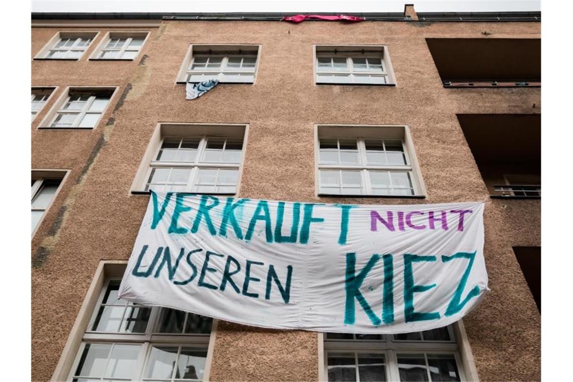 Justizministerin Lambrecht will bezahlbare Mieten sichern Ein Transparent gegen Investoren und Gentrifizierung hängt an der Fassade eines Hauses in Berlin-Neukölln. Foto: Christoph Soeder/dpa