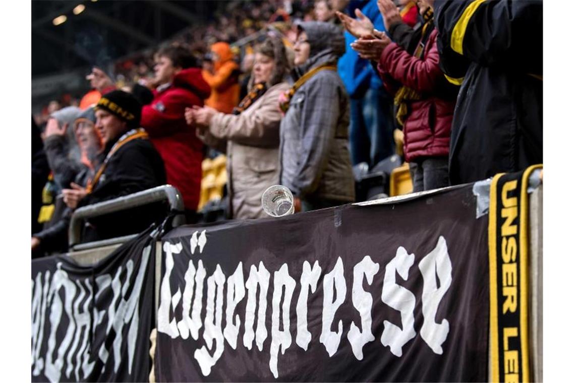 Ein Transparent mit der Aufschrift „Lügenpresse“ hängt seit mehreren Jahren zu jedem Heimspiel von Dynamo Dresden immer an der gleichen Stelle im Stadion. Foto: Thomas Eisenhuth/dpa-Zentralbild/dpa