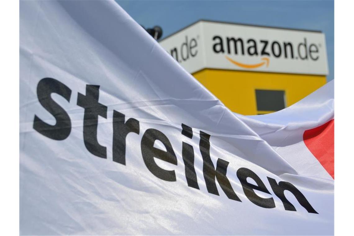 Ein Transparent mit der Aufschrift „streiken“ vor einem Logistik-Center von Amazon. Foto: Uwe Zucchi/dpa/Archiv/Symbolbild