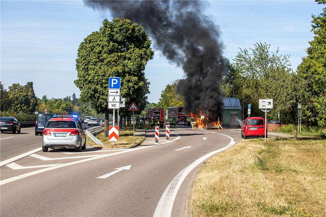 Transporter auf der Bundesstraße 14 in Flammen Ein Transporter brennt auf B14-Parkplatz komplett aus. Foto: 7aktuell/Simon Adomat