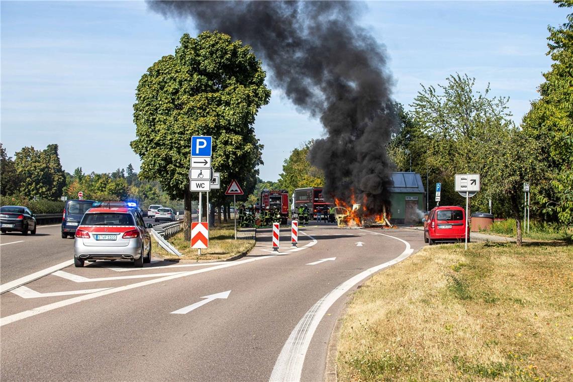 Transporter auf der Bundesstraße 14 in Flammen