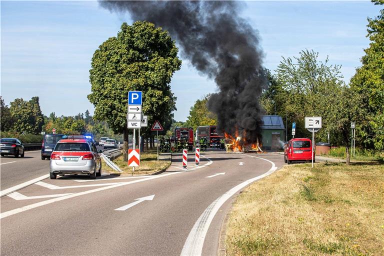Ein Transporter brennt auf B14-Parkplatz komplett aus. Foto: 7aktuell/Simon Adomat