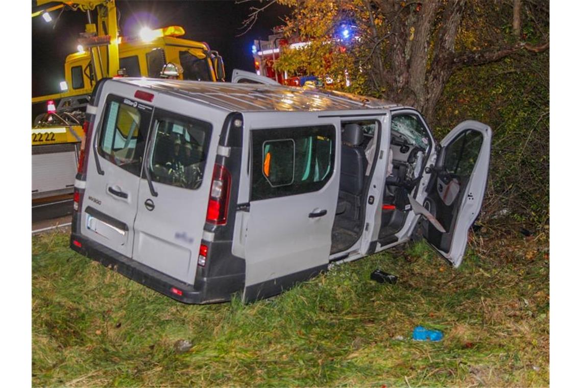 Ein Transporter, der als Schulbus eingesetzt wurde, steht nach einem Unfall an der Landesstraße 565. Foto: Aaron Klewer/ Einsatz-Report24/dpa