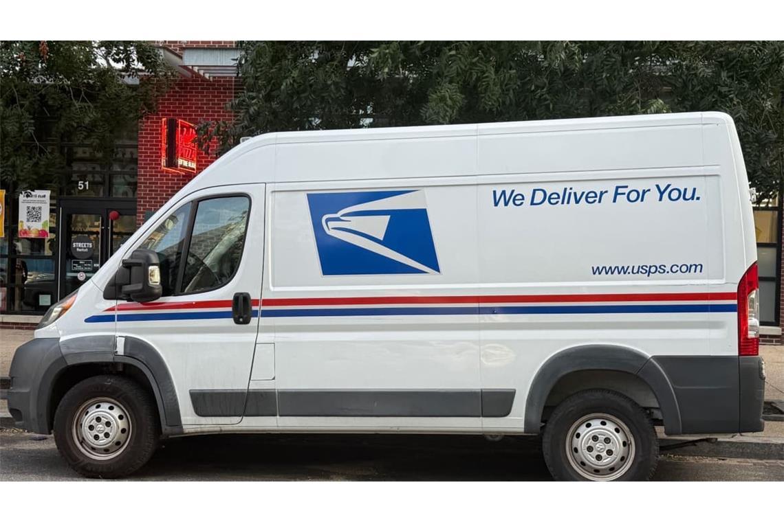 Ein Transporter des US-Postdiensts USPS steht in der US-Hauptstadt Washington. Der Postdienst ist Bestandteil der umstrittenen Verschärfung der Briefwahlregeln von US-Präsident Trump vor den Zwischenwahlen im November.