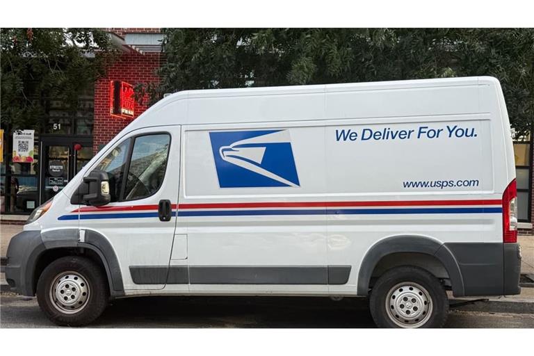Ein Transporter des US-Postdiensts USPS steht in der US-Hauptstadt Washington. Der Postdienst ist Bestandteil der umstrittenen Verschärfung der Briefwahlregeln von US-Präsident Trump vor den Zwischenwahlen im November.