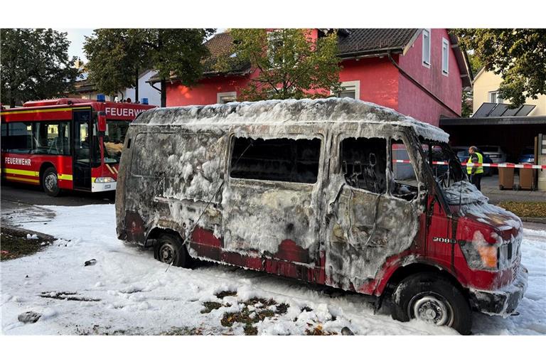 Ein Transporter in der Nähe des brennendes Hauses brannte ebenfalls aus.