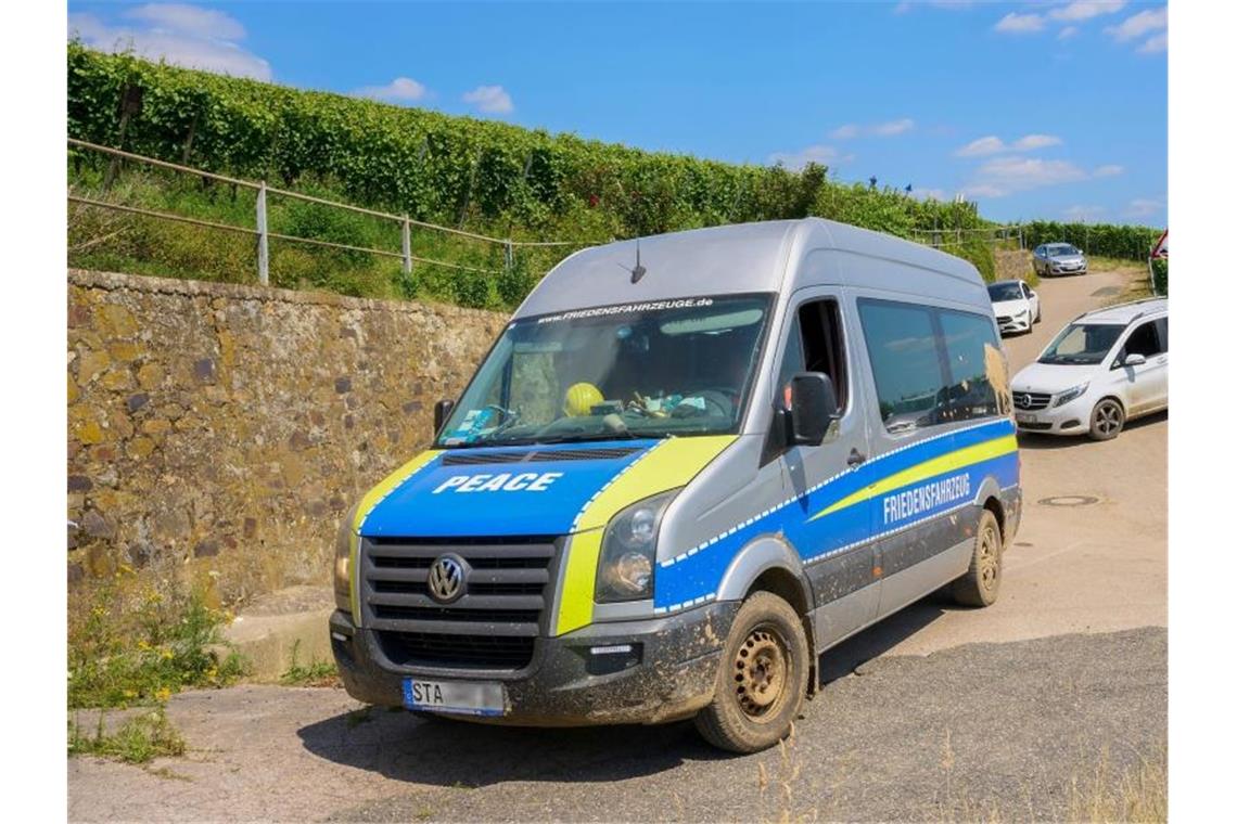 Ein Transporter mit der Aufschrift "Friedensfahrzeug" fährt am Rand des Katastrophengebiets in den Weinbergen entlang. Foto: Thomas Frey/dpa