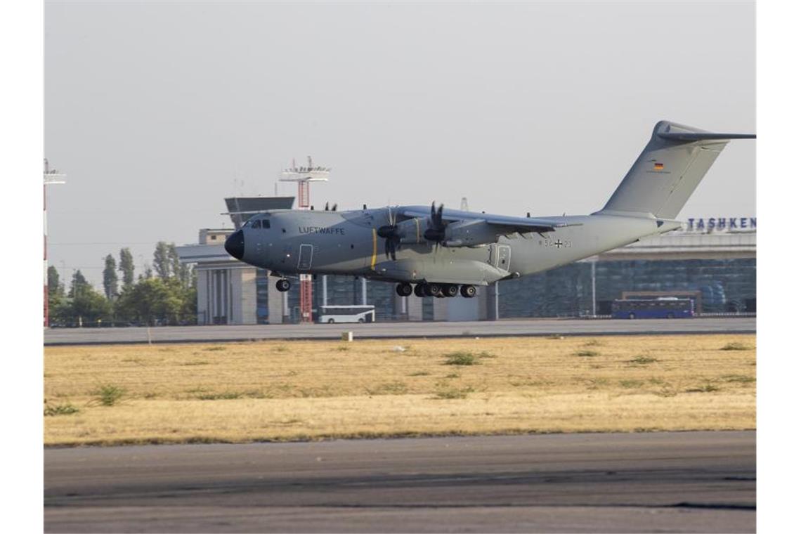 Ein Transportflugzeug Airbus A400M der Bundeswehr landet mit aus Kabul evakuierten Personen an Bord auf dem Flughafen in Taschkent. Foto: Marc Tessensohn/Bundeswehr/dpa