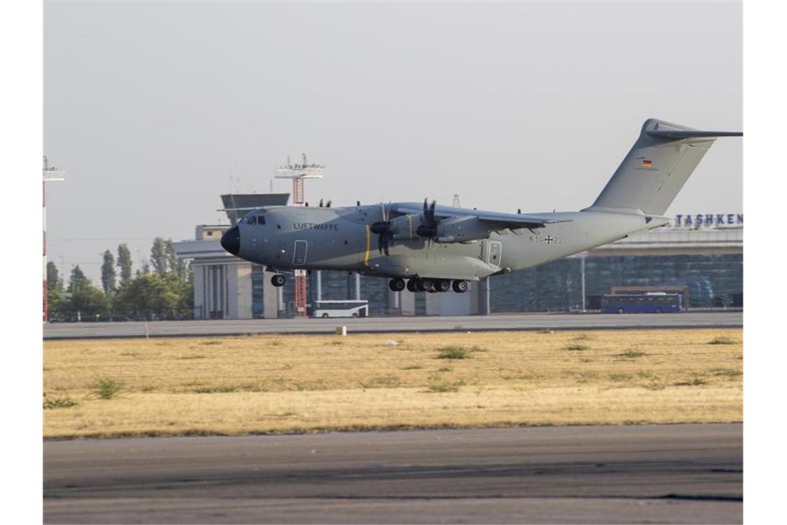Womöglich noch Hunderte Deutsche in Afghanistan Ein Transportflugzeug Airbus A400M der Bundeswehr landet mit aus Kabul evakuierten Personen an Bord auf dem Flughafen in Taschkent. Foto: Marc Tessensohn/Bundeswehr/dpa