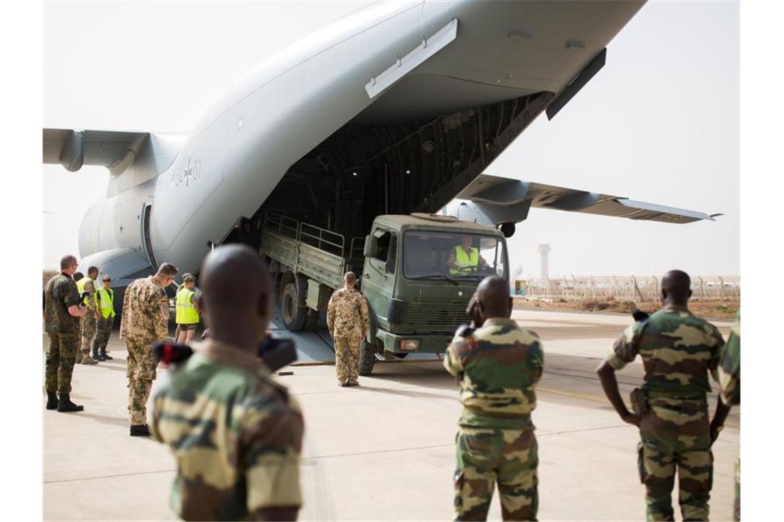 Ein Transportflugzeug der Bundeswehr wird bei einem Einsatz im Jahr 2015 in Dakar im Senegal entladen. Foto: Lukas Schulze/dpa