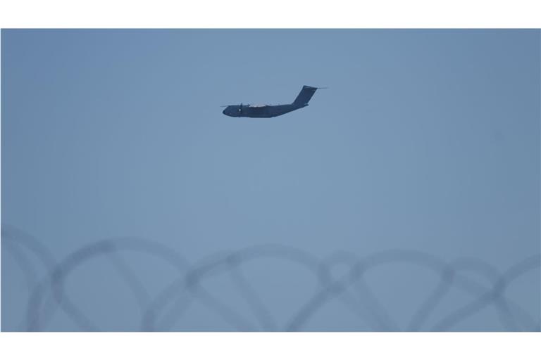 Ein Transportflugzeug überfliegt den britischen Luftwaffenstützpunkt Akrotiri in der Nähe von Limassol. Die Lage hatte sich dort nach einem Drohnenangriff schnell wieder normalisiert
