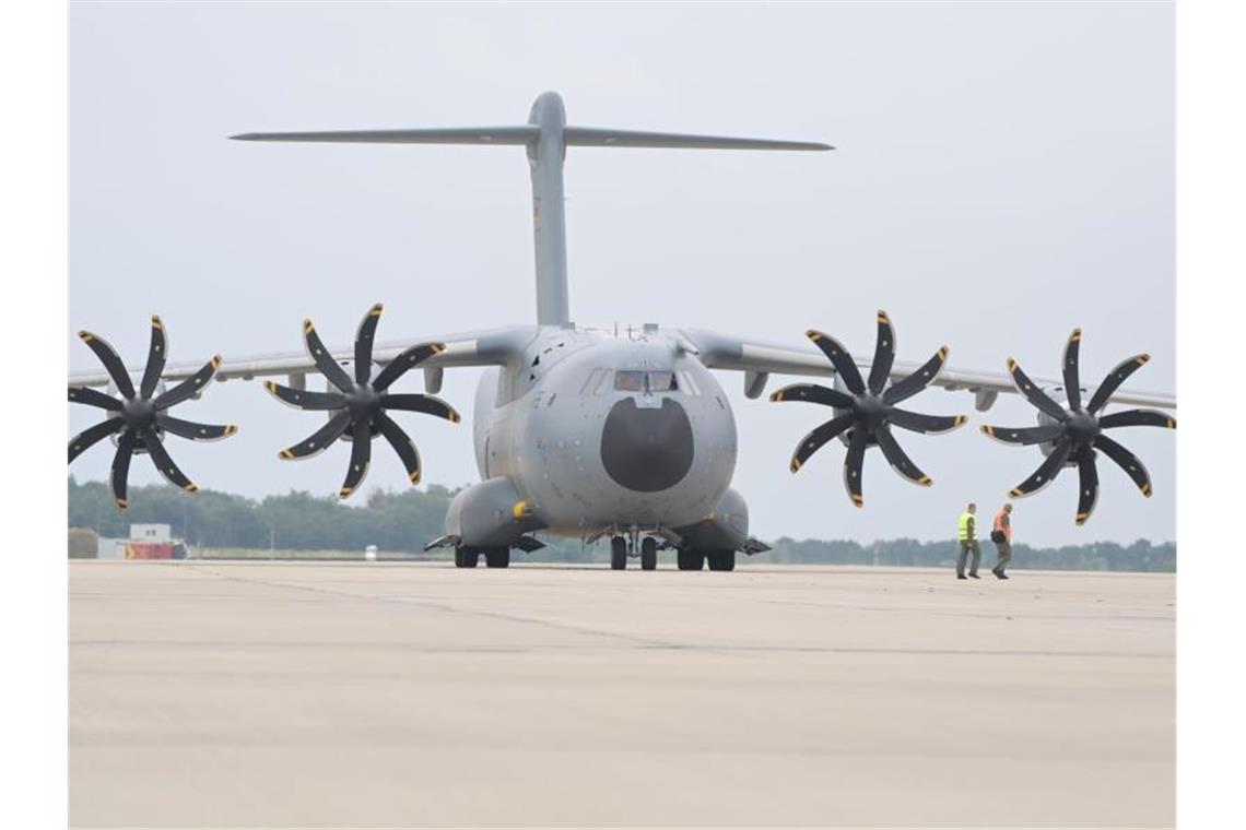 Maas: Botschaftspersonal an Kabuler Flughafen verlegt Ein Transportflugzeug vom Typ Airbus A400M der Luftwaffe auf dem Rollfeld in Wunstorf. Foto: Hauke-Christian Dittrich/dpa-Pool/dpa