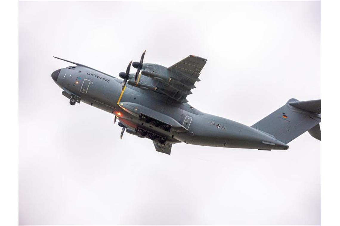 Ein Transportflugzeug vom Typ Airbus A400M der Luftwaffe startet am Morgen vom Fliegerhorst Wunstorf. Foto: Moritz Frankenberg/dpa