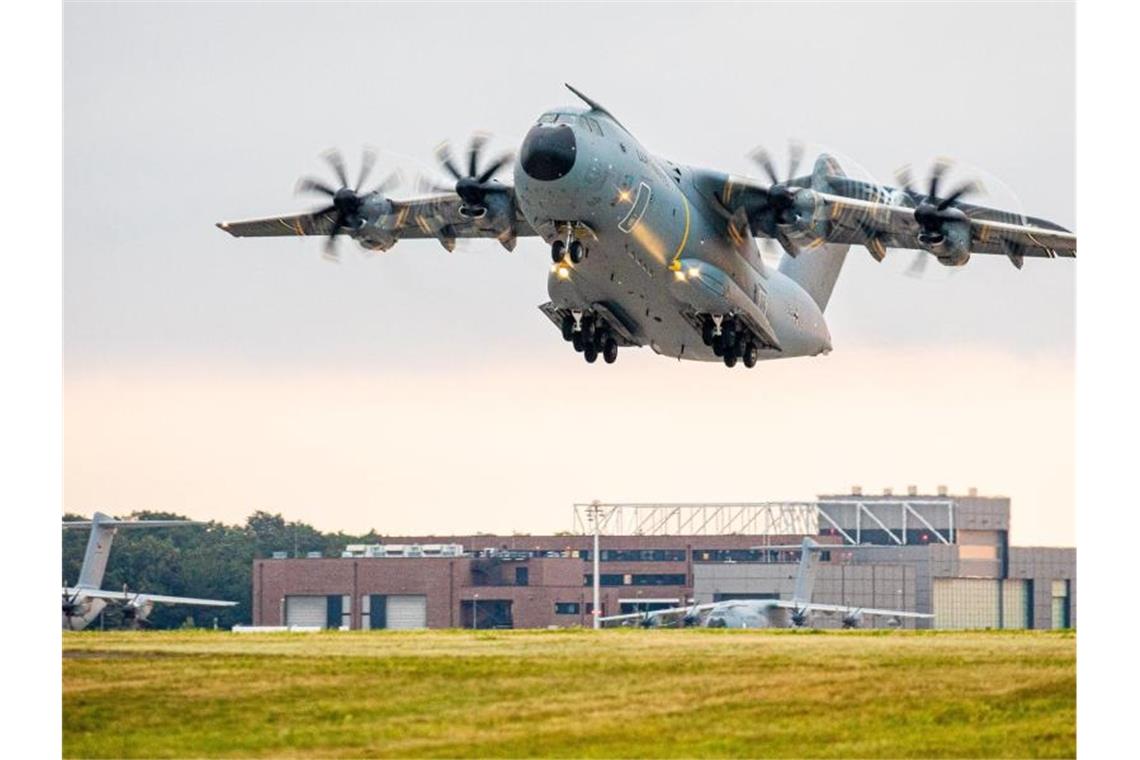 Ein Transportflugzeug vom Typ Airbus A400M der Luftwaffe startet am Morgen auf dem Fliegerhorst Wunstorf. Foto: Moritz Frankenberg/dpa