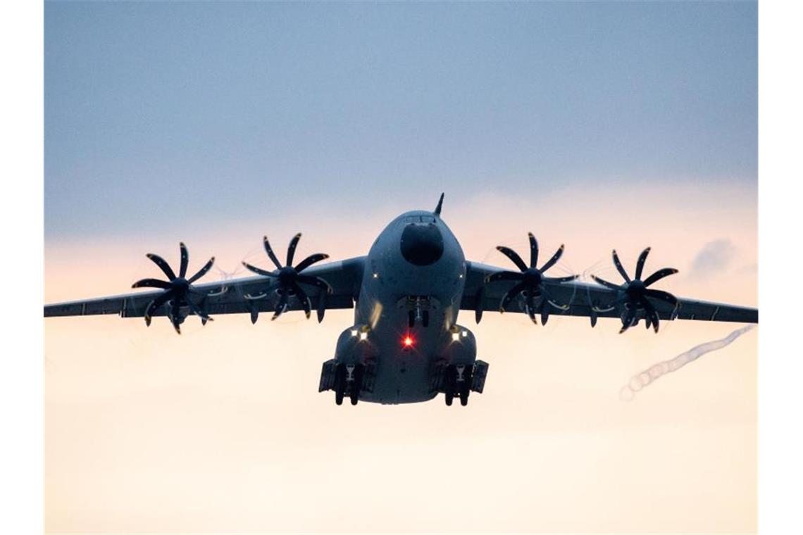 Ein Transportflugzeug zur Evakuierung deutscher Staatsbürger und afghanischer Ortskräfte aus Kabul hebt ab. Foto: Hauke-Christian Dittrich/dpa/Symbolbild