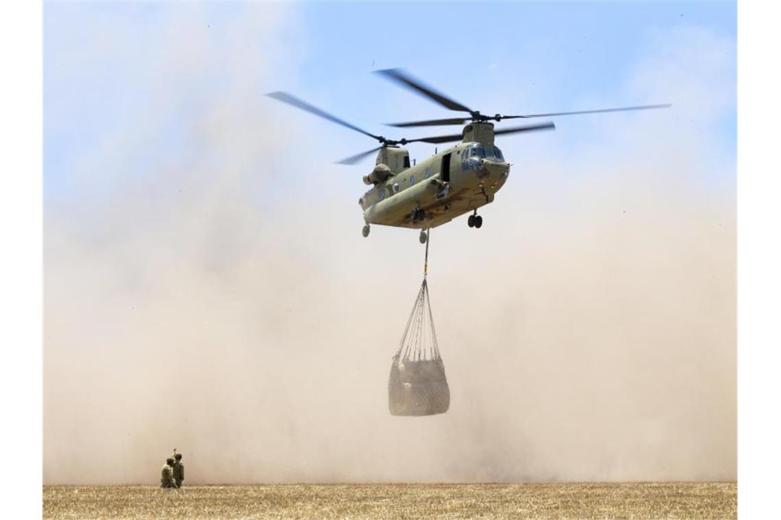Ein Transporthubschrauber bringt Heuballen als Tierfutter zu entlegenen Farmen auf Kangaroo Island. Foto: Tristan Kennedy/DEPARTMENT OF DEFENCE/AAP/dpa