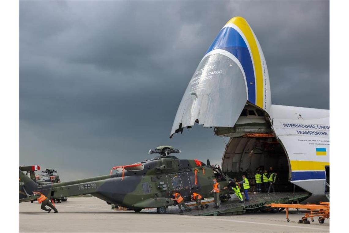 Ein Transporthubschrauber NH90 der Bundeswehr wird aus einem Großraumtransportflugzeug AN-124 auf dem Flughafen Leipzig/Halle entladen. Foto: Jan Woitas/dpa-Zentralbild/dpa
