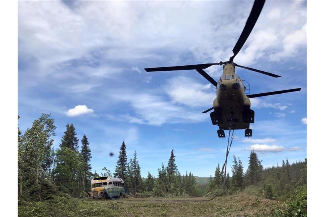 Ein Transporthubschrauber vor dem durch das Schicksal des Aussteigers Christopher McCandless bekannten Bus. Foto: Sgt. Seth Lacount/Alaska National Guard/AP/dpa