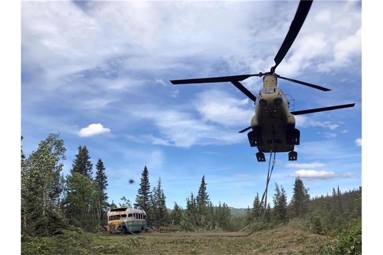 Ein Transporthubschrauber vor dem durch das Schicksal des Aussteigers Christopher McCandless bekannten Bus. Foto: Sgt. Seth Lacount/Alaska National Guard/AP/dpa