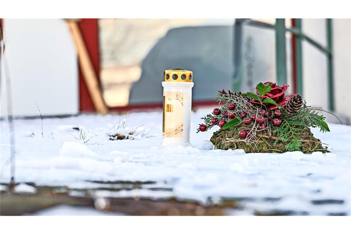 Ein Trauerlicht erinnert vor dem Haus in St. Johann an die beiden getöteten Brüder.