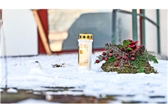 Ein Trauerlicht erinnert vor dem Haus in St. Johann an die beiden getöteten Brüder.