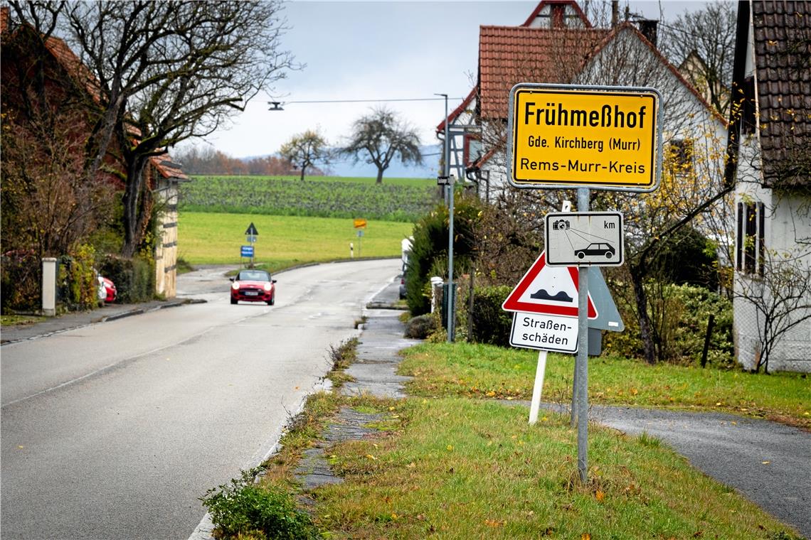 Ein Trauerspiel: Die Ortsdurchfahrt von Frühmeßhof wird und wird nicht erneuert, die Anwohner sind lärmgeplagt. Foto: A. Becher