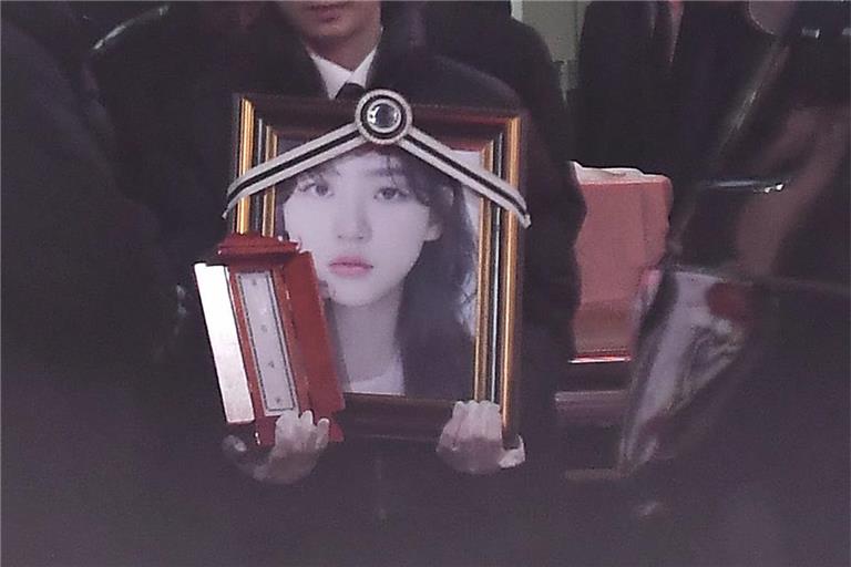 Ein Trauerzug trägt die Gedenktafel und das Porträt der verstorbenen Schauspielerin Kim Sae-ron in einer Trauerhalle in Seoul am 19. Februar 2025. Die 24-Jährige wurde am 16. Februar in ihrem Haus in der Hauptstadt tot aufgefunden.