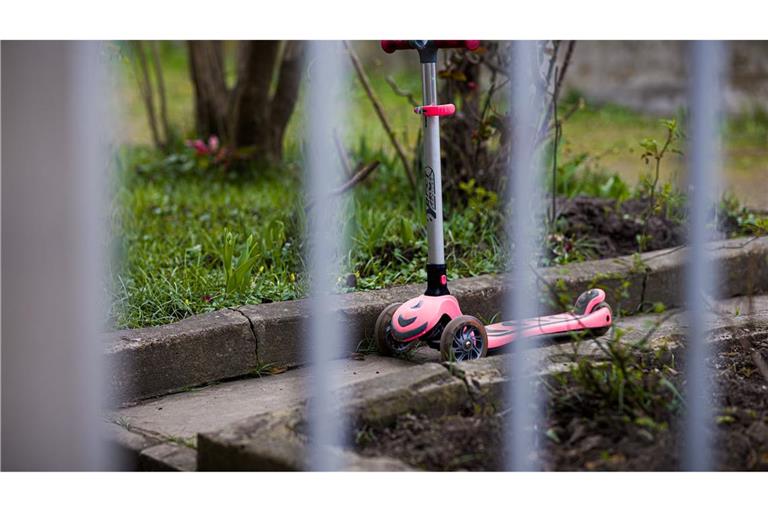Ein Tretroller steht vor dem Einfamilienhaus in der Region Hannover, in dem sich die Tat ereignete.