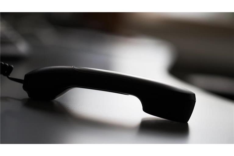 Ein Trickbetrüger hat von einem Opfer in Günzburg am Telefon rund 129.000 Euro erbeutet. (Symbolbild)