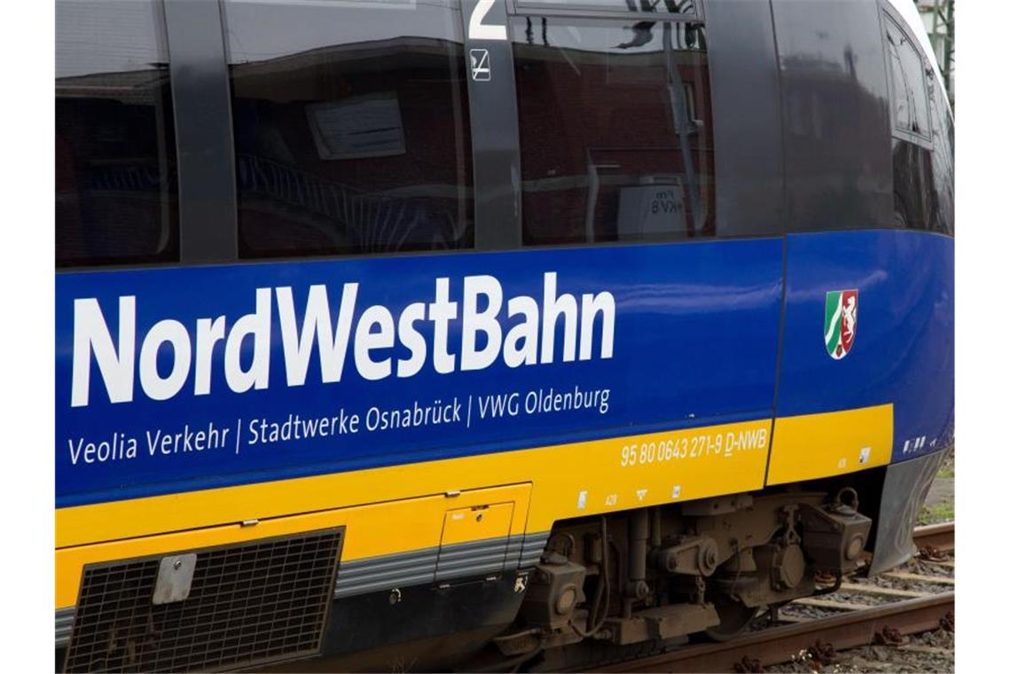Ein Triebwagen der NordWestBahn steht auf dem Hauptbahnhof in Münster vor einer Lok der Deutschen Bahn. Foto: Friso Gentsch/dpa