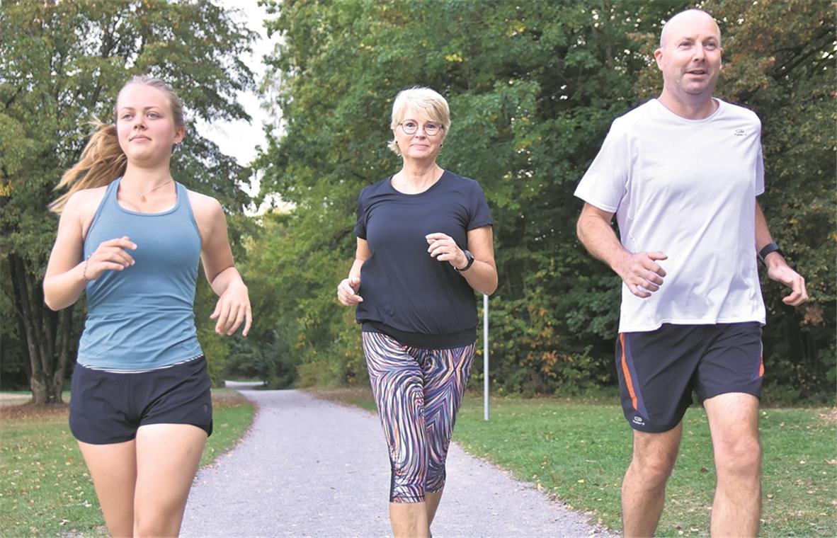 Ein Trio, das in den kommenden Wochen und Monaten unterschiedliche Ziele verfolgt, aber wie alle Laufend-BKZ-Teilnehmer an einem Strang zieht: Leonie Kohlert aus Steinbach, Gisela Platzer aus Backnang und Alex Löffler aus Althütte (von links). Foto: T. Sellmaier