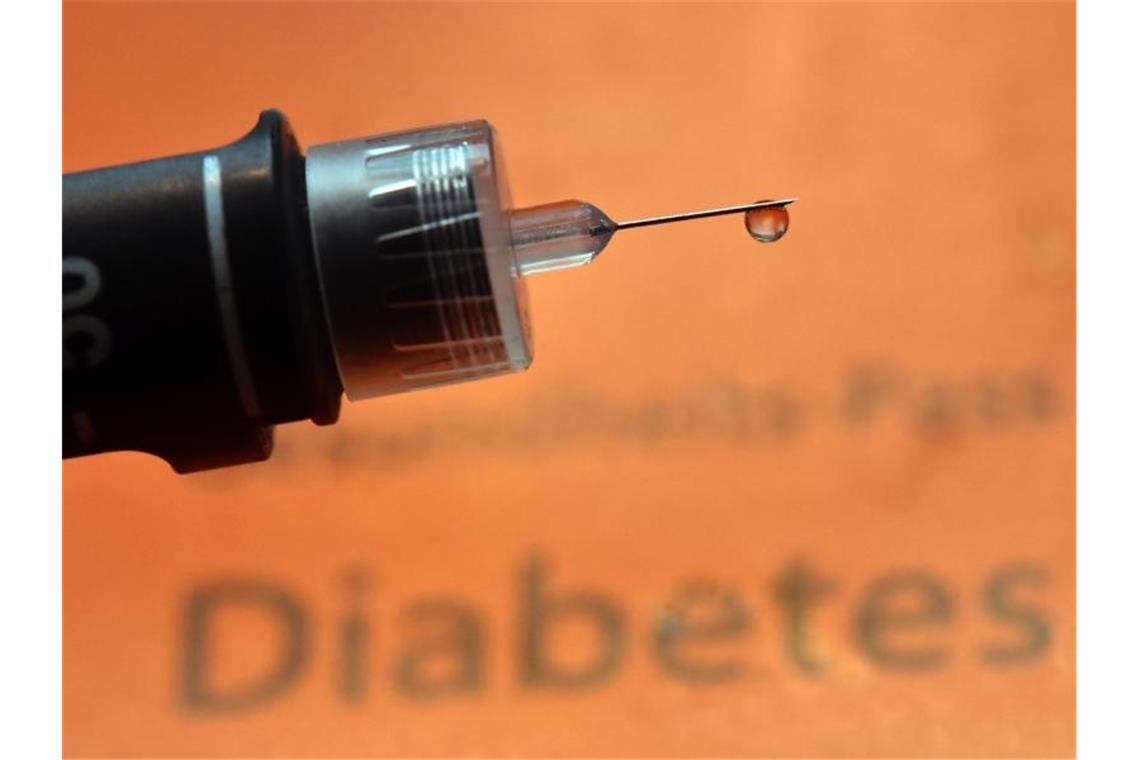 Ein Tropfen Insulin hängt an der Nadel einer Spritze für Diabetiker. Foto: Matthias Hiekel/dpa-Zentralbild/dpa/Illustration