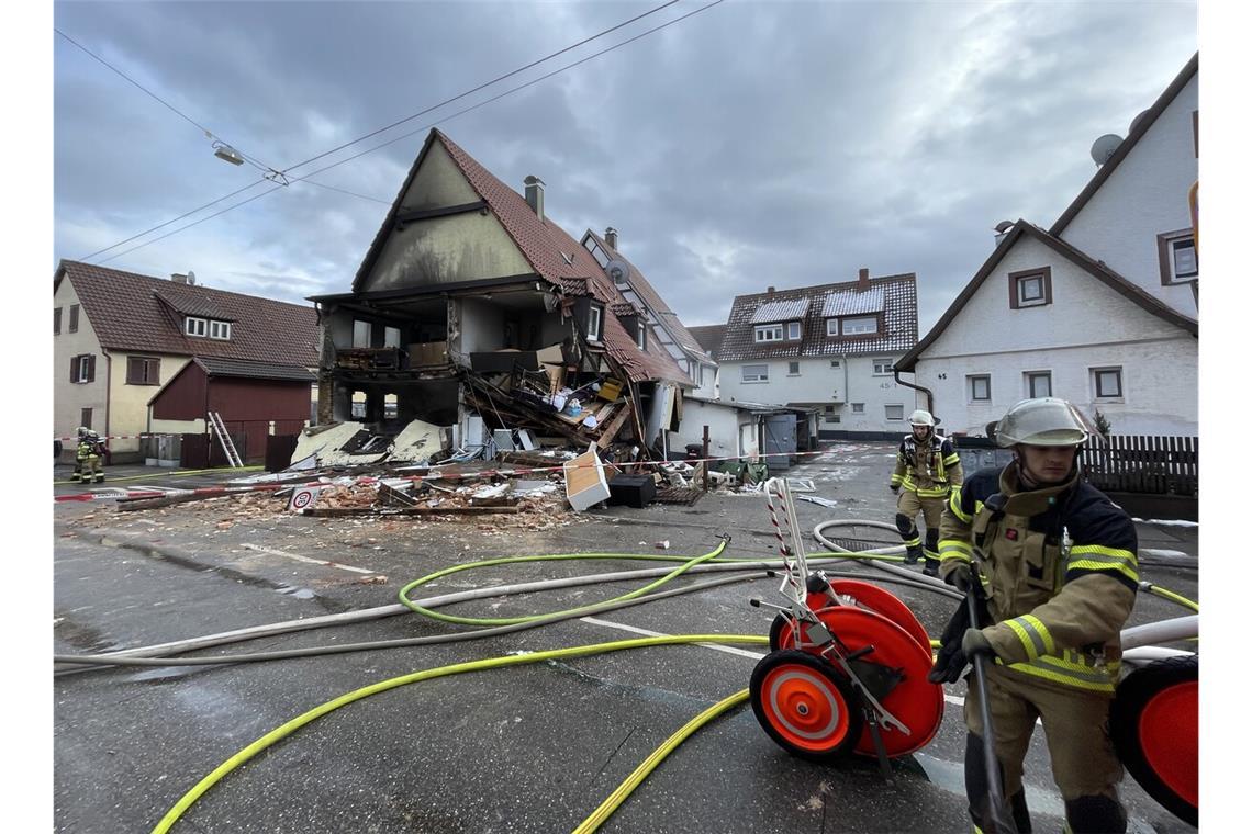 Ein Trümmerhaufen ist übrig: Die Explosion lässt eine Gebäudewand einstürzen