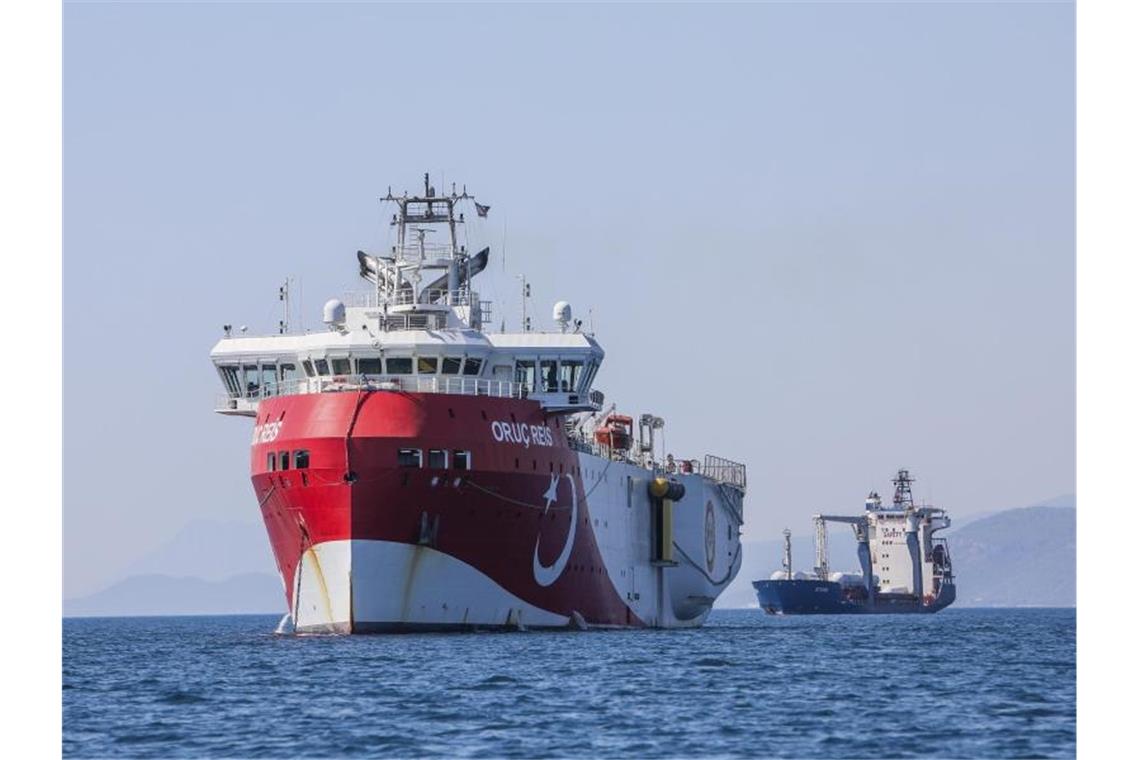 Ein türkische Forschungsschiff ankert im Mittelmeer - Zypern fordert von der EU Strafmaßnahmen gegen die Türkei. Foto: Ibrahim Laleli/DHA/AP/dpa
