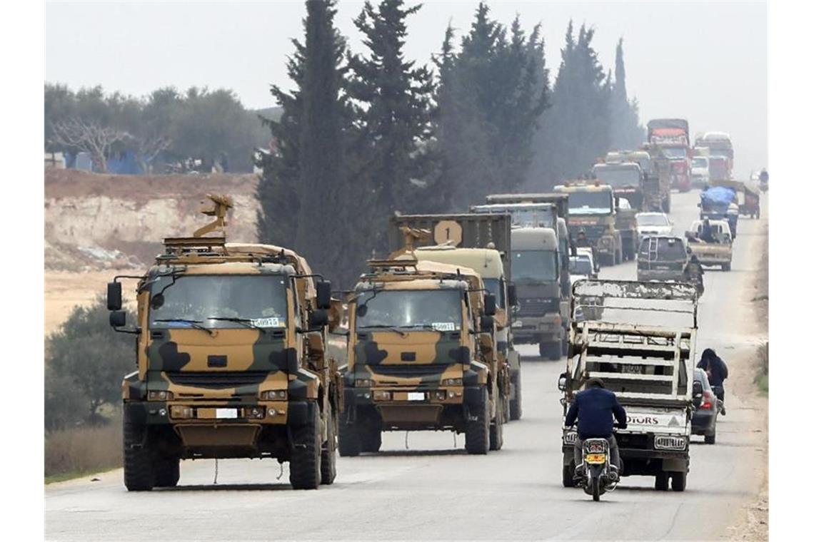 Nato berät nach Angriff auf türkische Soldaten in Idlib Ein türkischer Militär-Konvoi bewegt sich durch die syrische Provinz Idlib, die als letzte Rebellenhochburg gilt. Foto: Uncredited/AP/dpa
