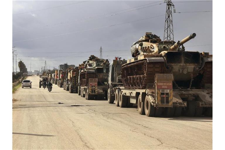 Ein türkischer Militärkonvoi fährt über eine Straße im syrischen Binnish. Foto: Ghaith Alsayed/AP/dpa