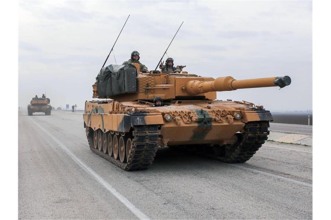 Ein türkischer Panzer vom Typ Leopard 2A4 in der Nähe der syrischen Grenze. Foto: -/XinHua/dpa