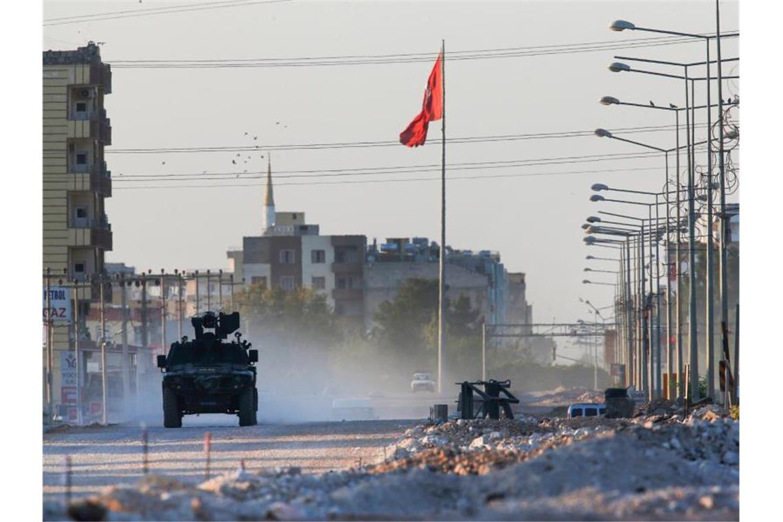 Maas: Einschränkung von Waffenexportgenehmigungen für Türkei Ein türkischer Polizeiwagen unweit der Grenze zu Syrien. Foto: Lefteris Pitarakis/AP/dpa