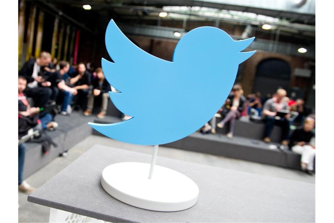 Ein Twitter-Aufsteller in Form eines Vogels steht während der Konferenz „re:publica“ in einer Ausstellungshalle. Foto: picture alliance / Christoph Schmidt/dpa