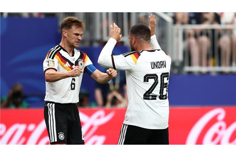 Ein typischer Joshua Kimmich beim Jubeln mit geballten Fäusten nach seiner Torvorlage für Deniz Undav.