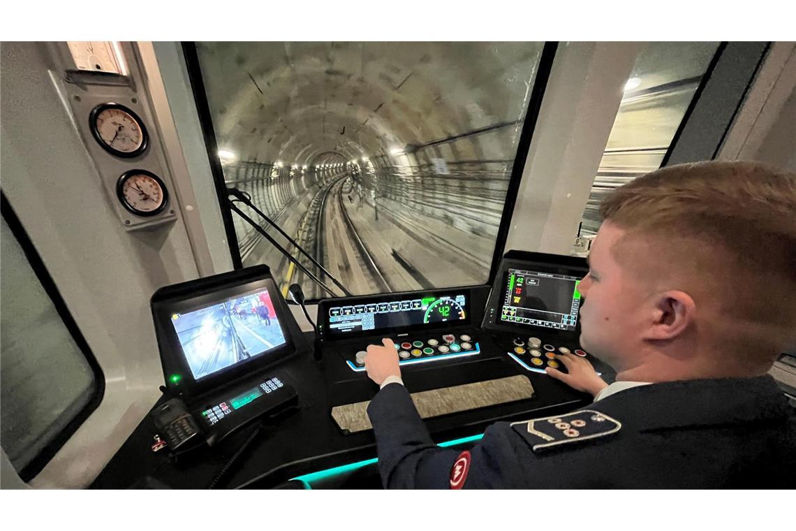 Moskauer Metro wird 90 – Mehr als Stalins Paläste fürs Volk Ein U-Bahn-Fahrer lenkt einen modernen Zug auf der neuen großen Ringlinie der Metro.