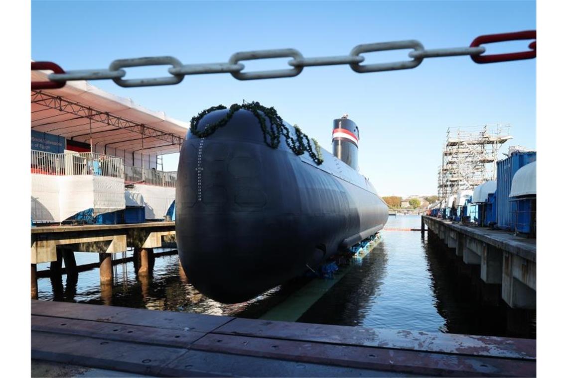 Ein U-Boot der Klasse HDW 209/1400mod liegt vor der Taufe auf der Werft von Thyssenkrupp Marine Systems in Kiel. Die Bundesregierung hat in den ersten neun Monaten dieses Jahres Rüstungsexporte für 4,13 Milliarden Euro genehmigt. Foto: Christian Charisius/dpa
