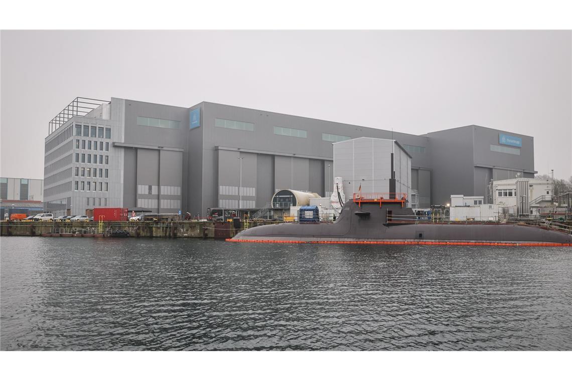 Ein U-Boot vor der Kieler Werft von TKMS.