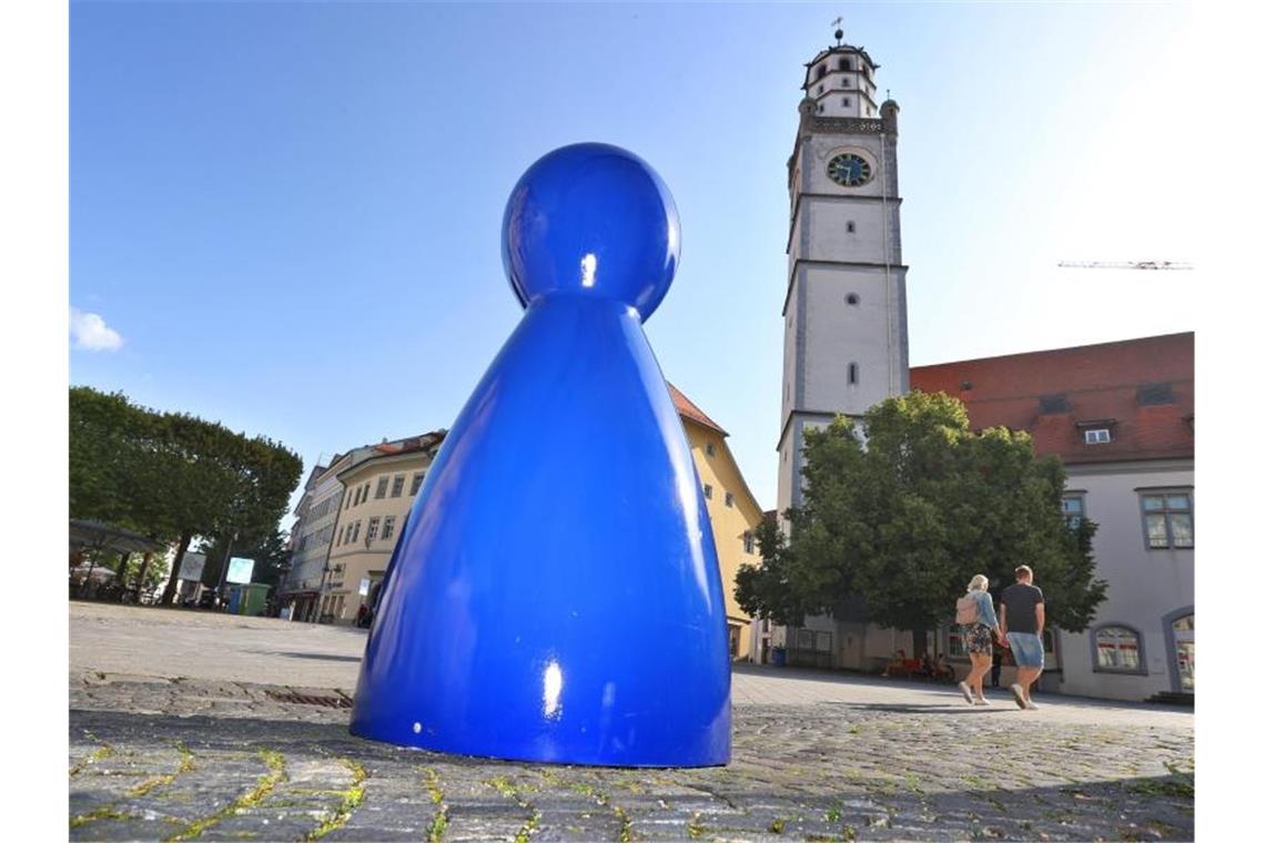 Fotogenes Ravensburg: Stadt stellt riesige Spielkegel auf Ein überdimensionaler Spielkegel steht in der Innenstadt. Foto: Karl-Josef Hildenbrand/dpa